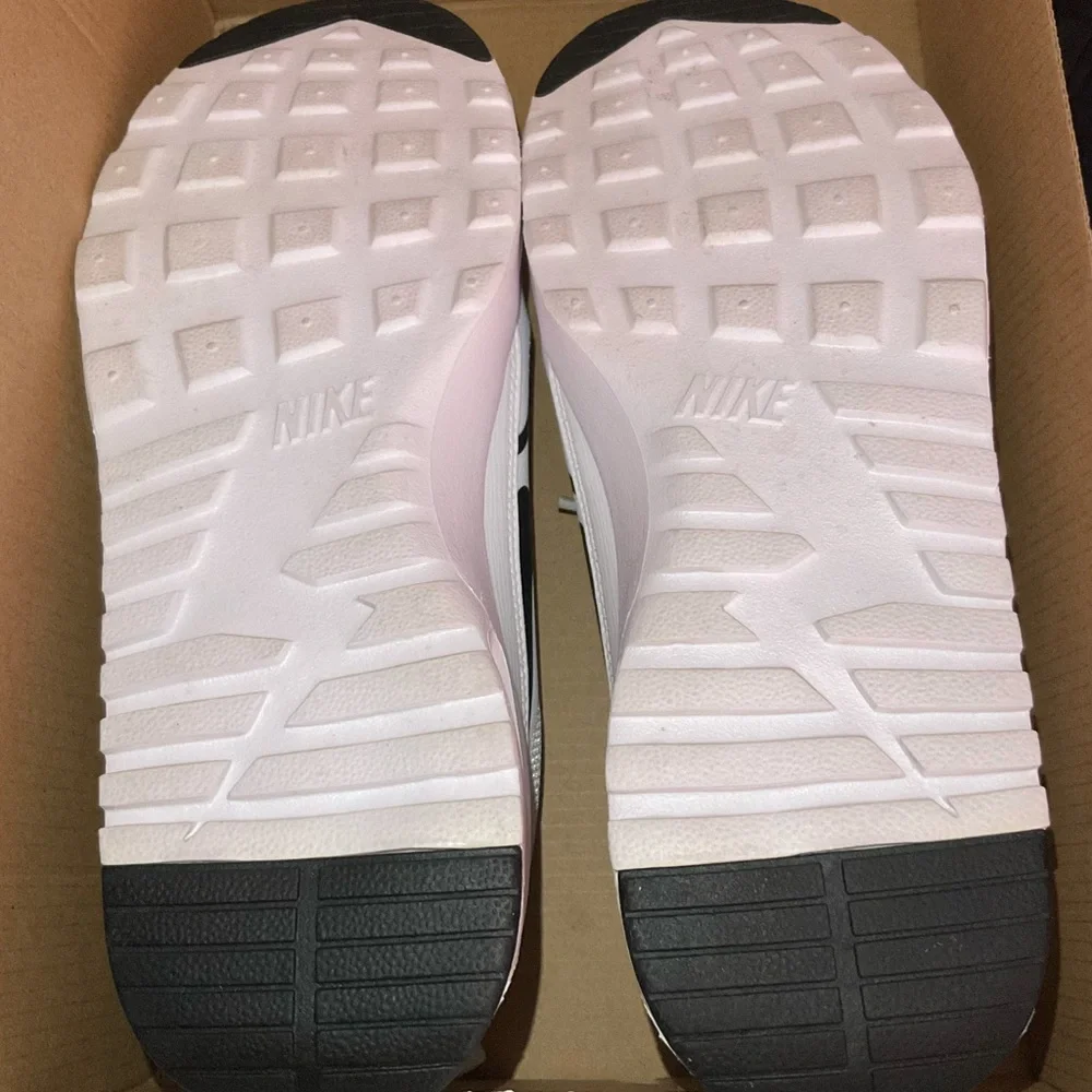 #40 NWT WHITE AND BLACK SHOES SIZE 7.5 - Picture 7 of 7